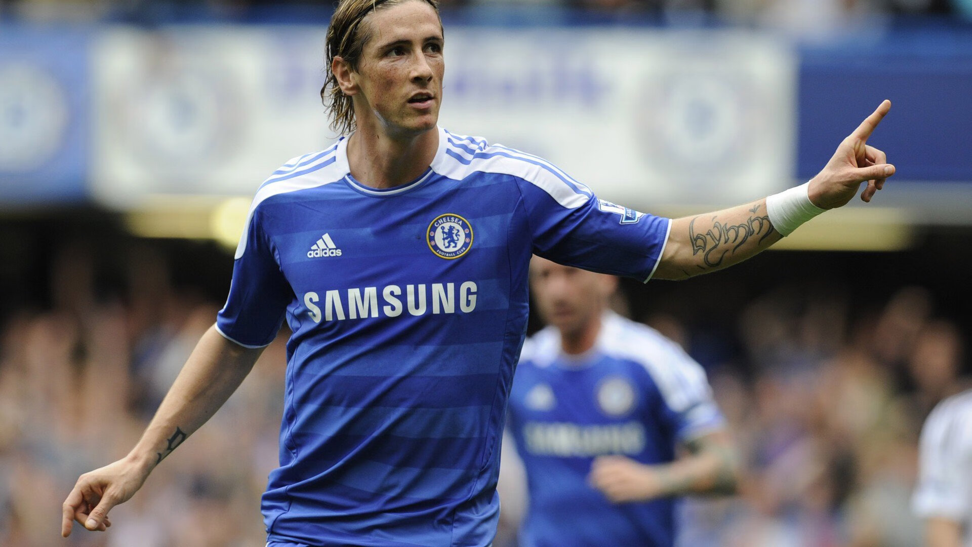 多支队伍采用高位逼抢战术比赛节奏全面加快更具观赏性,高位低抢